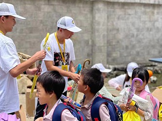 מתנדבי קוונגשון מצטרפים לצדקה עממית כדי לסייע לבתי ספר הרריים